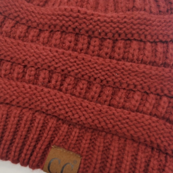 C.C Exclusives Beanie Hat Cap Womens Red Chunky Cable Knit Adult Skiwear Ski - Picture 5 of 9